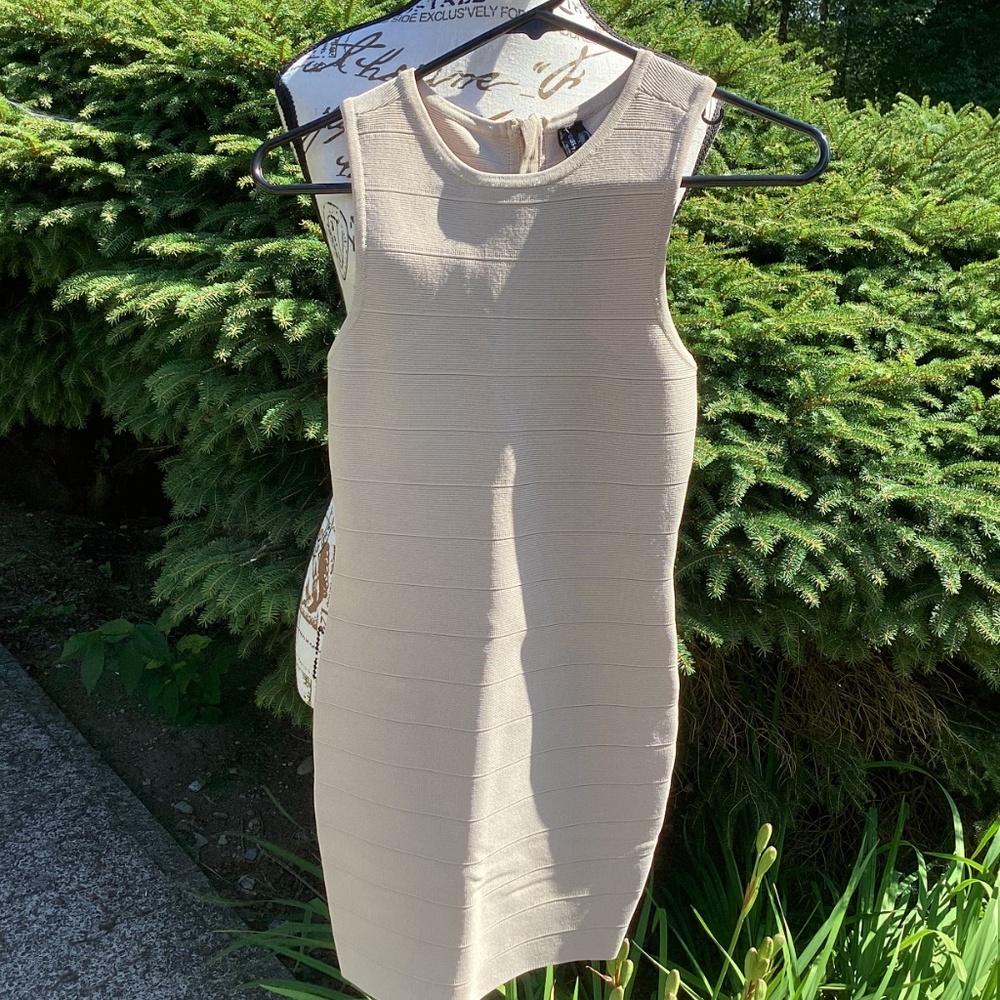 Lot Of Two Firm Fitting Dresses Guess By Marciano And ASOS - Picture 2 of 7